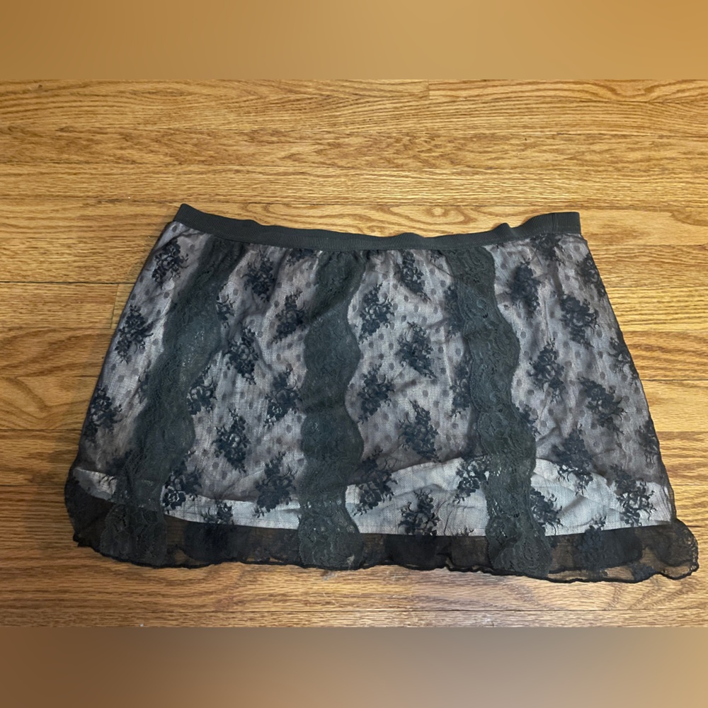 Black and pick lace mini skirt